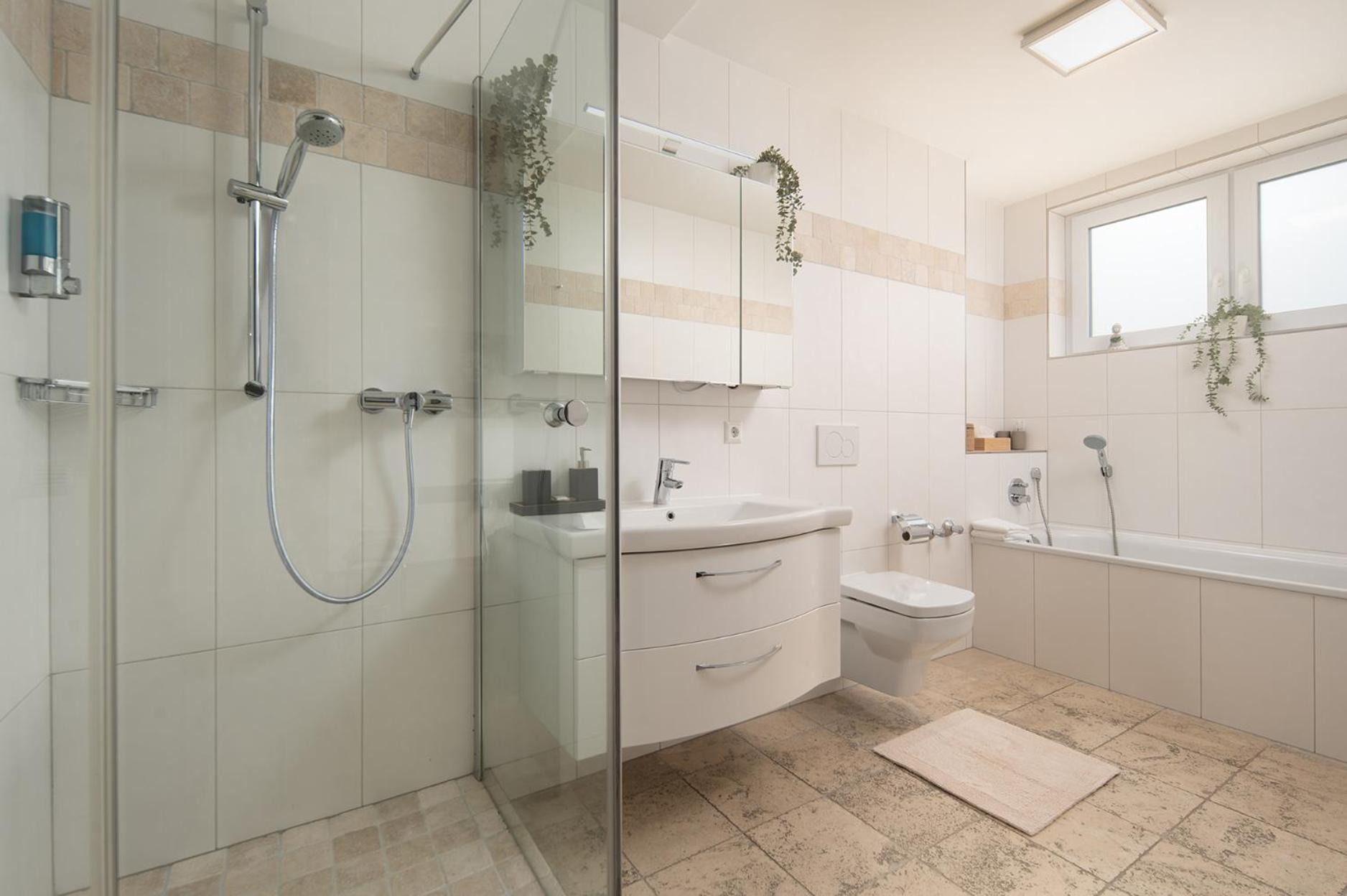 Hotel Vier Jahreszeiten Therme & Kliniken Bad Krozingen Naehe Freiburg & Schwarzwald Ideal Fuer Wellness Kur & Business Ausfluege 24H Check In- Wlan & Parken Gratis 外观 照片