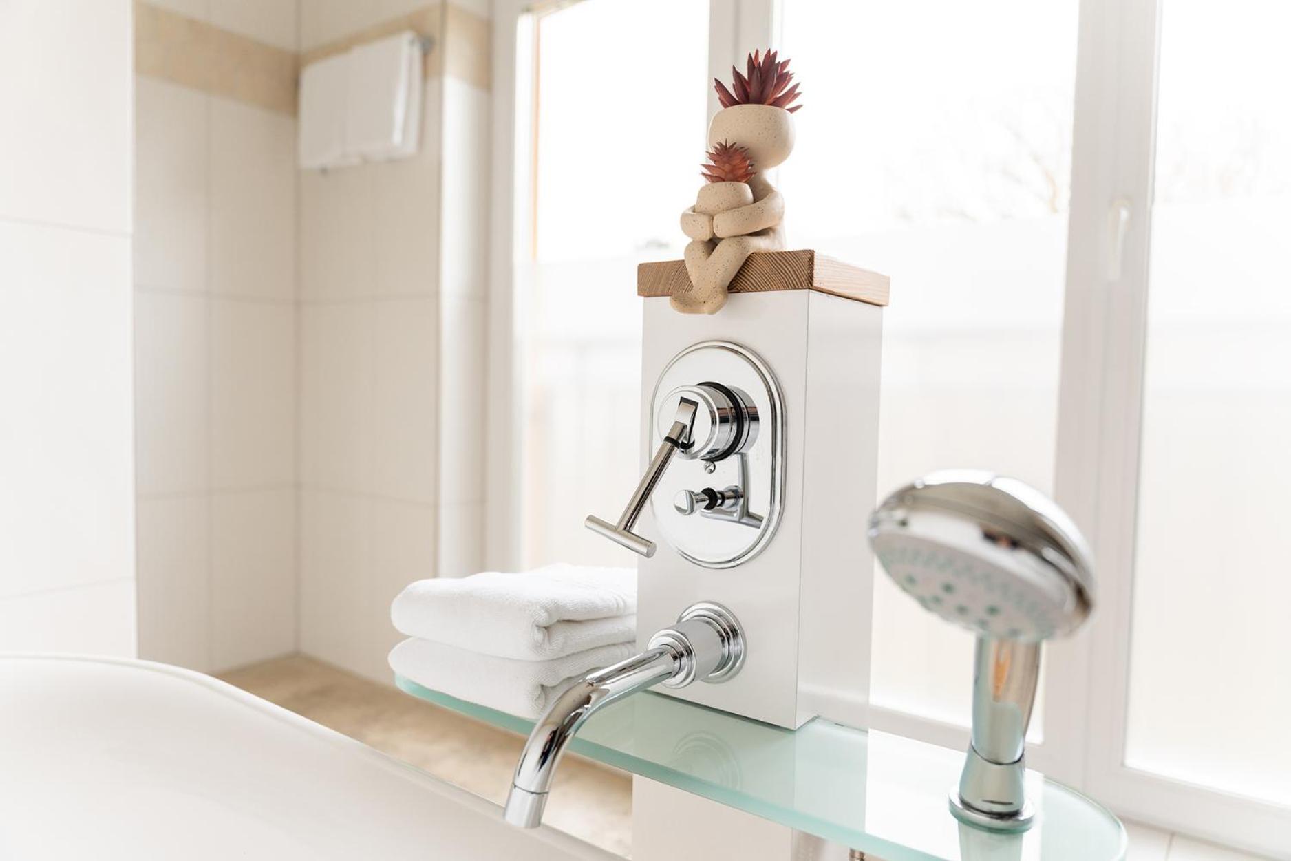 Hotel Vier Jahreszeiten Therme & Kliniken Bad Krozingen Naehe Freiburg & Schwarzwald Ideal Fuer Wellness Kur & Business Ausfluege 24H Check In- Wlan & Parken Gratis 外观 照片